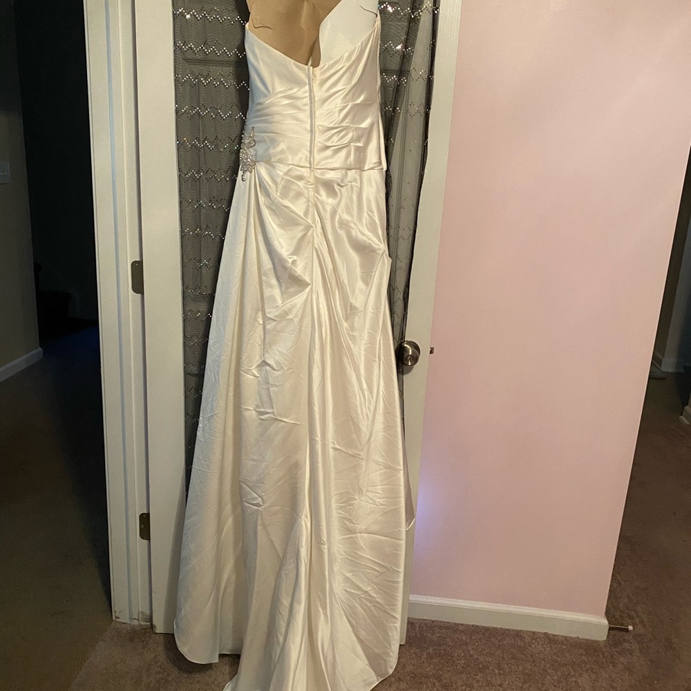 NWOT DAVID’S BRIDAL WEDDING DRESS, Ivory in color says size 12.